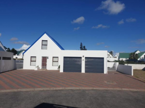Spacious 3 bedroom duplex, close to Club Mykonos
